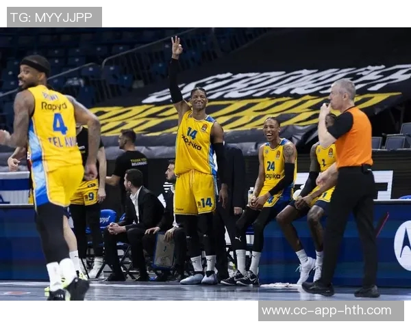 掘金队在加时赛中逆转胜利更衣室内欢庆艰难胜利的喜悦时刻